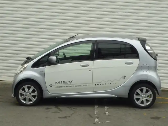 三菱 ｉ ＭｉＥＶ G 和歌山県 2011(平23)年 18.7万km シルバーⅡ 純正ナビ/　CD/DVD/FM/ AM/TV/SD/運転席シートヒーター/オートライト/社外ETC/純正フロアマット/純正15インチアルミホイール/車両接近通報装置/電動格納ミラー/スマートキー/ドアバイザー/取扱説明書/保証書
