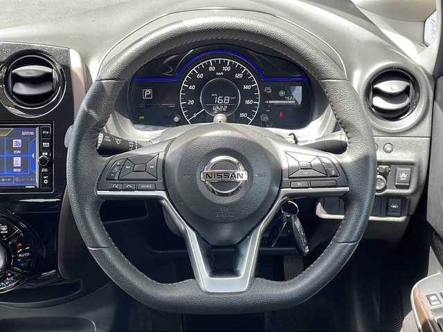 日産 ノート e－パワー メダリスト FOUR 新潟県 2020(令2)年 7.6万km ブリリアントホワイトパール ４WD/ワンオーナー/純正メモリナビ(Bluetooth/DTV/FM/AM)/バックカメラ/プッシュスタート/アイドリングストップ/純正フロアマット/ETC/ドライブレコーダー/ハーフレザーシート/社外１４インチアルミ/コーナーセンサー/電格ミラー