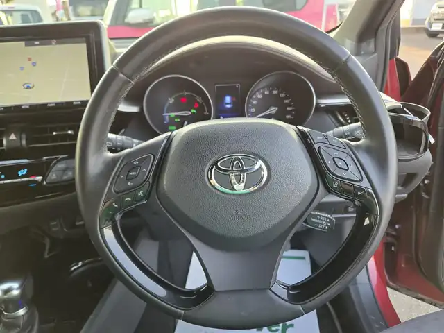 トヨタ Ｃ－ＨＲ G LEDエディション 鹿児島県 2017(平29)年 5.6万km センシュアルレッドマイカ クルーズコントロール　/純正ビルトインＥＴＣ　/純正前方ドライブレコーダー　/純正ＳＤナビ（ＮＳＺＴ－Ｙ６６Ｔ）　/バックカメラ　/Ｂｌｕｅｔｏｏｔｈオーディオ　/フルセグテレビ　/前後コーナーセンサー/D+N席シートヒーター/純正アルミホイール(18インチ)/横滑り防止装置/盗難防止装置/レーンキープアシスト/トヨタセーフティセンス/衝突被害軽減システム/エアバッグ(W＋サイド)