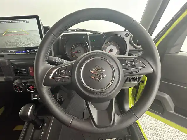 スズキ ジムニー XC 道央・札幌 2022(令4)年 1.9万km キネティックイエロー/ブラックトップ2トーン ・４WD/・寒冷地仕様/・ディスプレイオーディオ（ALPINE）/・BT/AUX/USB/AppleCarPlay、AndroidAuto/・フルセグTV/・バックカメラ/・ビルトインETC2.0/・ドライブレコーダー/・衝突軽減ブレーキ/・レーンキープアシスト/・クルーズコントロール/・ダウンヒルアシストコントロール/・横滑り防止装置/・D+N席シートヒーター/・オートライト/・LEDライト/・LEDフォグランプ/・純正16インチAW/・純正フロアマット/・プッシュスタート/・スマートキー/・スペアキー/・保証書/・取扱説明書