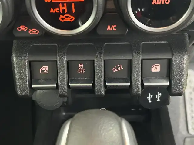 スズキ ジムニー XC 道央・札幌 2022(令4)年 1.9万km キネティックイエロー/ブラックトップ2トーン ・４WD/・寒冷地仕様/・ディスプレイオーディオ（ALPINE）/・BT/AUX/USB/AppleCarPlay、AndroidAuto/・フルセグTV/・バックカメラ/・ビルトインETC2.0/・ドライブレコーダー/・衝突軽減ブレーキ/・レーンキープアシスト/・クルーズコントロール/・ダウンヒルアシストコントロール/・横滑り防止装置/・D+N席シートヒーター/・オートライト/・LEDライト/・LEDフォグランプ/・純正16インチAW/・純正フロアマット/・プッシュスタート/・スマートキー/・スペアキー/・保証書/・取扱説明書