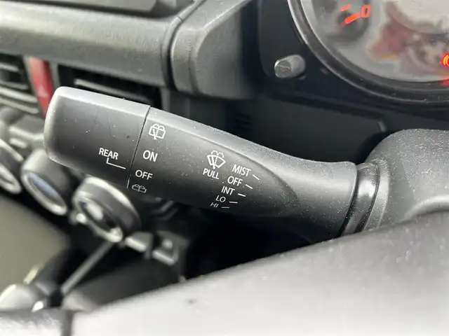 スズキ ジムニー シエラ JL 石川県 2023(令5)年 0.7万km ミディアムグレー 社外サス（1～2インチアップ）/社外マフラー　/純正ホイール付夏タイヤ車載/ディスプレイオーディオ（PVH-9300DVSZS)/【AM/FM/CD/DVD/BT/AppleCarPlay】/バックカメラ　/ミラー型前後ドライブレコーダー　/ハロゲンライト（イエローバルブ）/ワンオーナー/保証書/車両取扱説明書/ディスプレイオーディオ取扱説明書