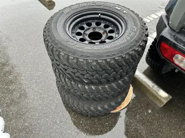 スズキ ジムニー シエラ JL 石川県 2023(令5)年 0.7万km ミディアムグレー 社外サス（1～2インチアップ）/社外マフラー　/純正ホイール付夏タイヤ車載/ディスプレイオーディオ（PVH-9300DVSZS)/【AM/FM/CD/DVD/BT/AppleCarPlay】/バックカメラ　/ミラー型前後ドライブレコーダー　/ハロゲンライト（イエローバルブ）/ワンオーナー/保証書/車両取扱説明書/ディスプレイオーディオ取扱説明書