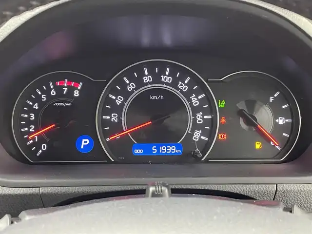 トヨタ ヴォクシー ZS 煌 熊本県 2018(平30)年 5.2万km ホワイトパールクリスタルシャイン 純正9インチナビ（ＣＤ・ＤＶＤ・フルセグ・ＳＤ・ＢＴ）/USB入力端子/純正12インチフリップダウンモニター　/バックカメラ　/ビルトインＥＴＣ　/両側パワースライドドア　/前後クリアランスソナー　/トヨタセーフティーセンス/・衝突軽減ブレーキ/・レーンキープアシスト/・クルーズコントロール/・オートマチックハイビーム/横滑り防止/アイドリングストップ/純正フロアマット/純正１６インチAW/オートライト/LEDヘッドライト/フォグライト/スマートキー/プッシュスタート/スペアキー１本/取扱説明書