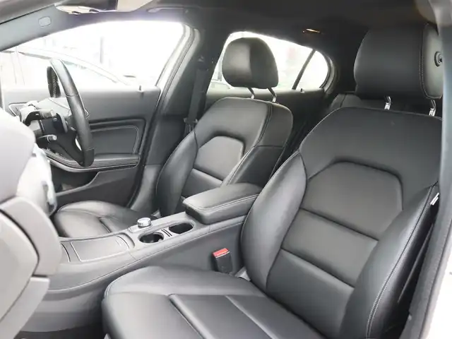 メルセデス・ベンツ ＧＬＡ２２０ 4マチック 宮城県 2019(令1)年 5.8万km ポーラホワイト プレミアムパッケージ/ワンオーナー/パノラミックスライディングルーフ　/ハーマンカードン/純正ナビ【BT/CD/DVD/フルセグTV】　/アダプティブクルーズコントロール/アクティブブレーキアシスト　/ブラインドスポットアシスト　/アテンションアシスト　/パークディスタンス　/パドルシフト　/バックカメラ/レザーシート/パワーシート【DN席】/シートヒーター【DN席】/コーナーセンサー【前後】/プッシュスタート/キーレスゴー&ハンズフリーアクセス/純正18インチAW/純正フロアマット/MTモード付/ドライブレコーダー【前】/ETC/純正LEDヘッドライト/フォグランプ【前後】/オートライト/オートハイビーム/アイドリングストップ/電動格納ミラー/ステアリングスイッチ/バニティミラー/禁煙車
