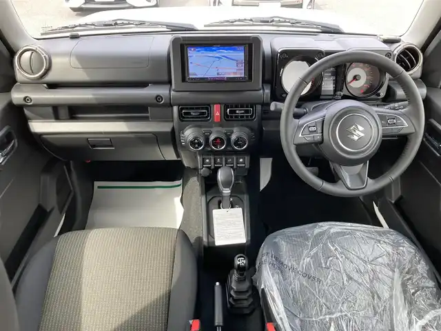 スズキ ジムニー XC 鳥取県 2024(令6)年 0.1万km未満 ピュアホワイトP ４ＷＤ・ターボ/届出済未使用車/登録時 17km/社外８型ナビ／フルセグ／ＤＶＤ／ＣＤ／ＢＴ/ＥＴＣ/ドライブレコーダー/スズキセーフティサポート/バックソナー/クルーズコントロール/レーンキープアシスト/アイドリングストップ/ウィンカーミラー/ＬＥＤヘットライト/背面タイヤカバー/前席シートヒーター/保証書・取扱説明書