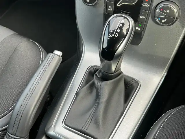 ボルボ Ｖ４０ D4 ダイナミックエディション 宮城県 2018(平30)年 2.9万km 黒 純正ナビＴＶ/・フルセグ・ＵＳＢ・ＢＴ・ＣＤ・ＤＶＤ/バックカメラ/電動メモリーシート/左右シートヒーター/LEDヘッドライト/アダプティブクルーズコントロール/レーンキープアシスト/ブラインドスポットモニター/パドルシフト/ステアリングスイッチ/ＥＴＣ/純正１８インチＡＷ/スマートキー/マニュアルモード付ＡＴ/オートライト・オートハイビーム