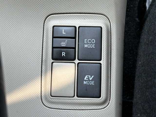 トヨタ アクア G 大阪府 2012(平24)年 10.2万km ライムホワイトパールクリスタルシャイン ナビ　/フルセグ　/Bluetooth　/バックカメラ　/シートヒーター　/ETC　/スマートキー　/純正フロアーマット　/モデリスタフロントリップ　/LEDヘッドライト　/オートライト　
